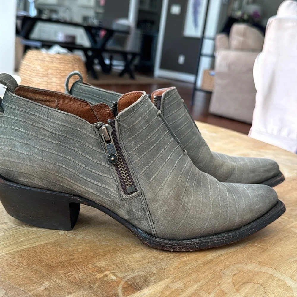 Frye Sacha Moto short Leather Bootie Size 7